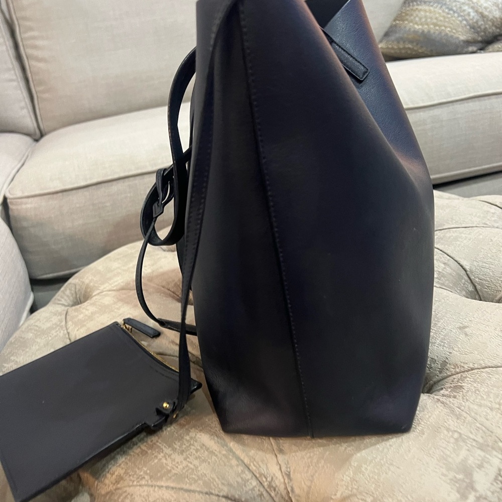 𝐒𝐎𝐋𝐃 𝐕𝐈𝐀 𝐄𝐌𝐓** 𝟏𝟎𝟎𝟎💯 authentic YSL navy blue with gold - Picture 5 of 7